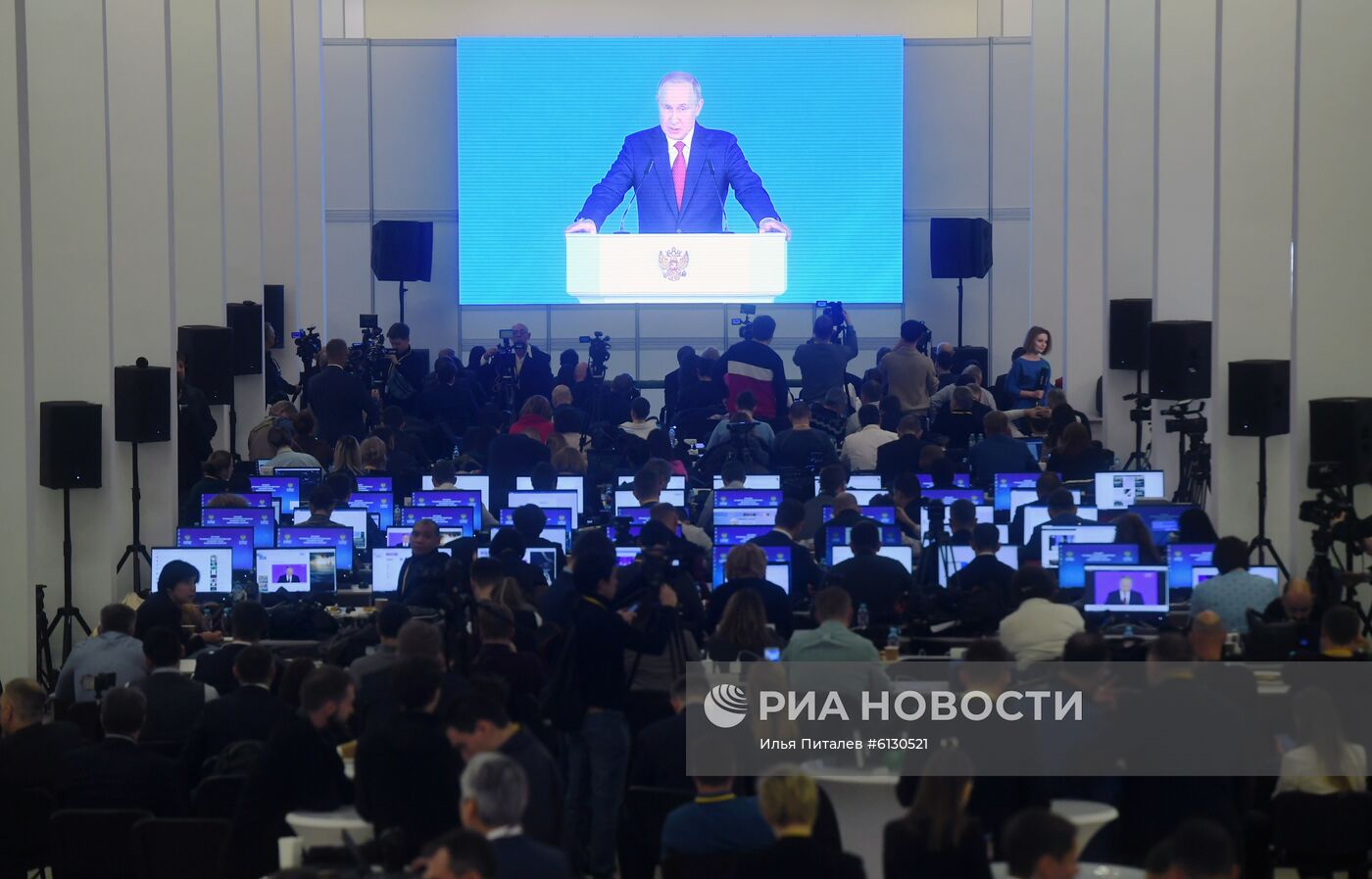 Трансляция ежегодного послания президента РФ В. Путина Федеральному Собранию