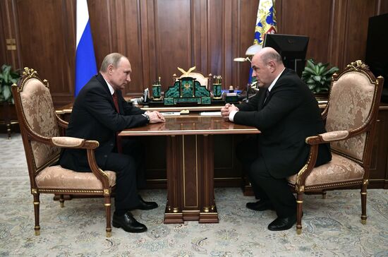 Рабочая встреча президента РФ В. Путина с главой ФНС М. Мишустиным