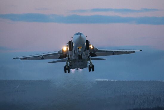 Учебно-тренировочные полеты Су-24 и МиГ-31 в Мурманской области