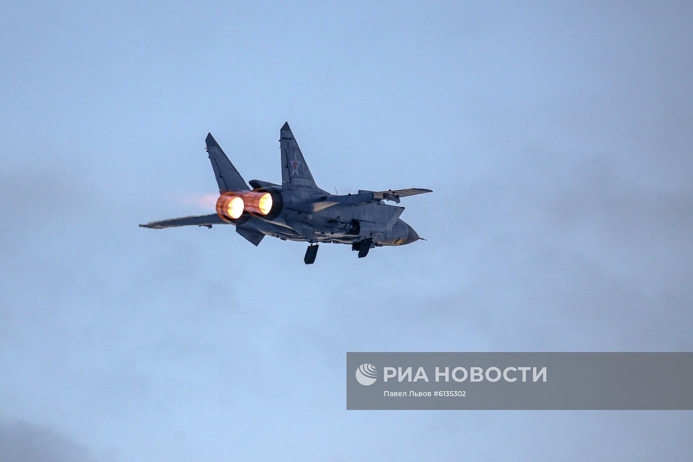 Учебно-тренировочные полеты Су-24 и МиГ-31 в Мурманской области