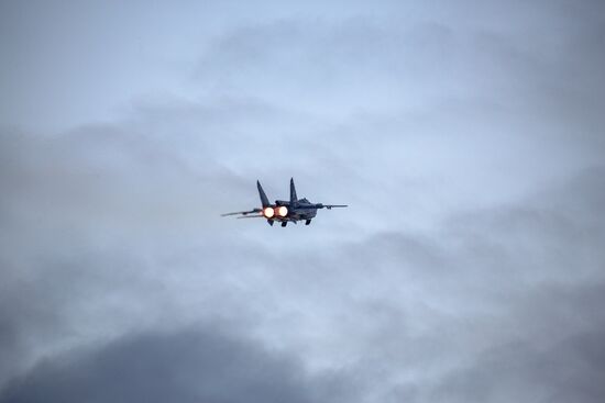 Учебно-тренировочные полеты Су-24 и МиГ-31 в Мурманской области