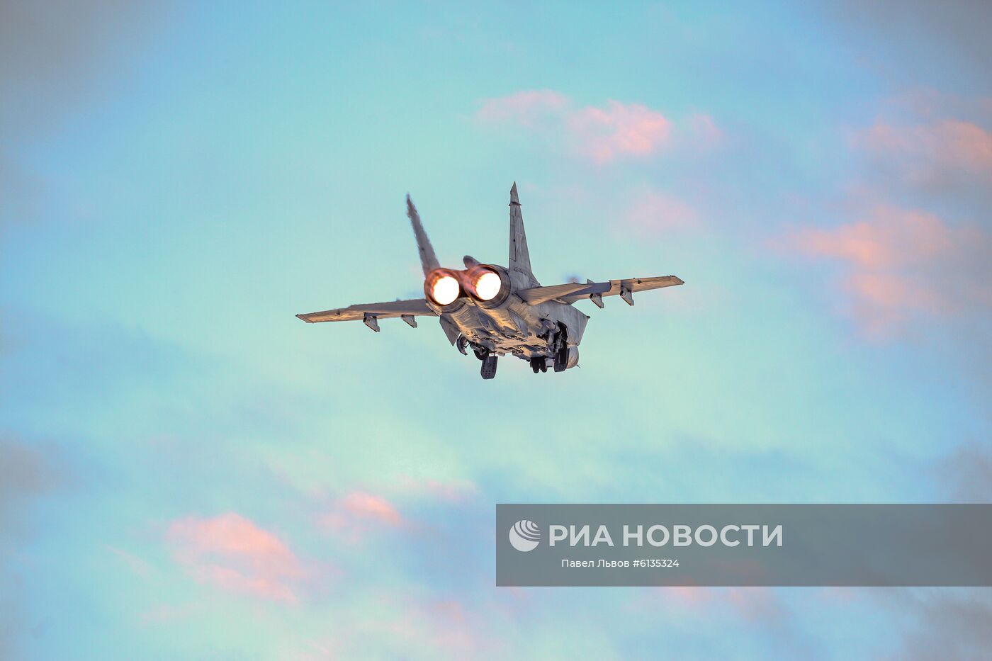 Учебно-тренировочные полеты Су-24 и МиГ-31 в Мурманской области