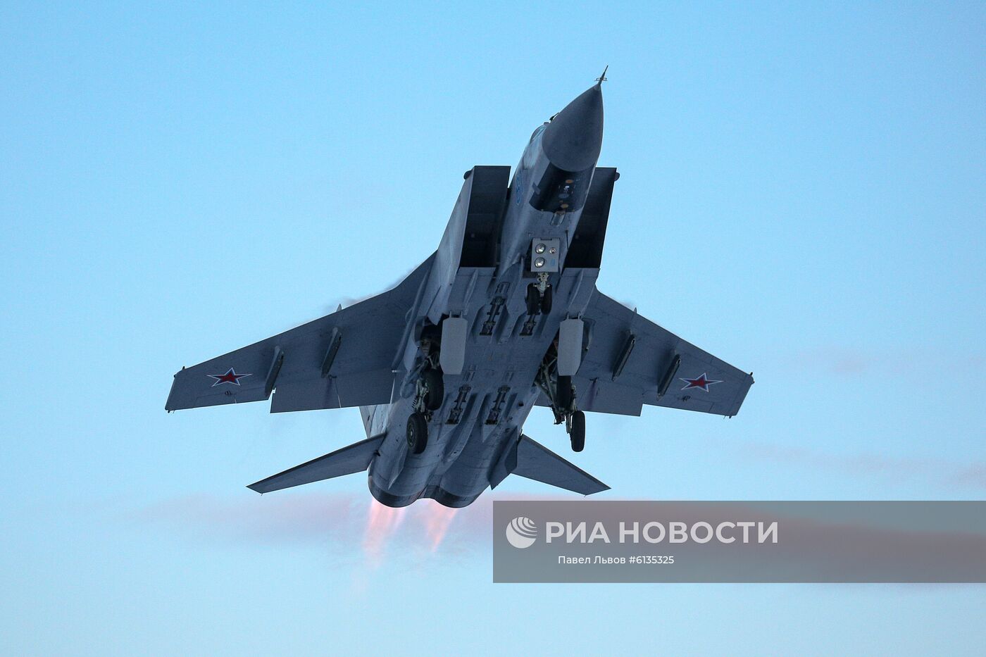 Учебно-тренировочные полеты Су-24 и МиГ-31 в Мурманской области