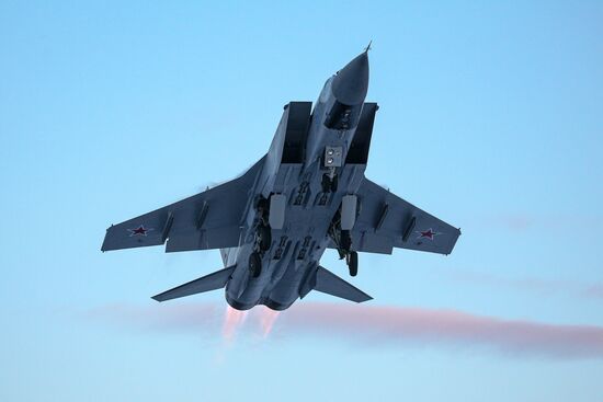 Учебно-тренировочные полеты Су-24 и МиГ-31 в Мурманской области