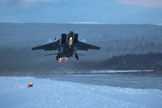 Учебно-тренировочные полеты Су-24 и МиГ-31 в Мурманской области