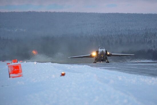 Учебно-тренировочные полеты Су-24 и МиГ-31 в Мурманской области