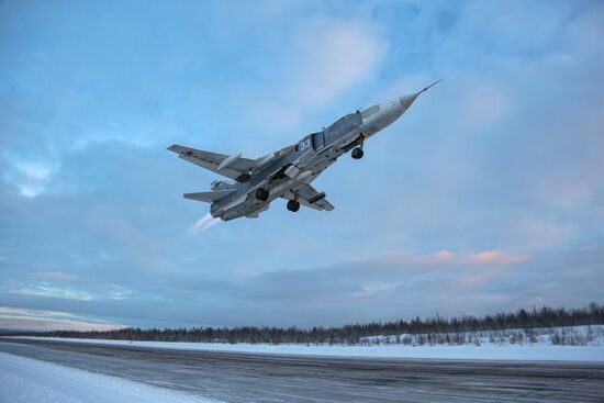 Учебно-тренировочные полеты Су-24 и МиГ-31 в Мурманской области