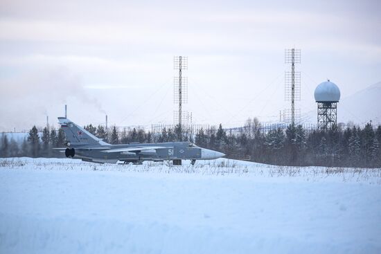 Учебно-тренировочные полеты Су-24 и МиГ-31 в Мурманской области