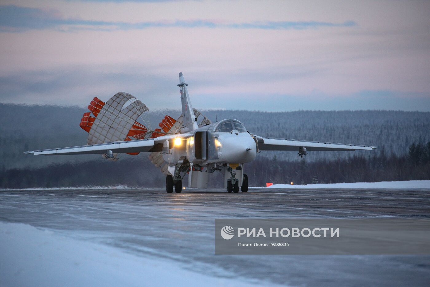 Учебно-тренировочные полеты Су-24 и МиГ-31 в Мурманской области