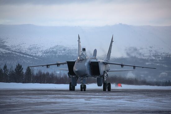 Учебно-тренировочные полеты Су-24 и МиГ-31 в Мурманской области