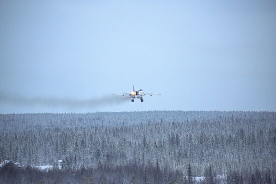 Учебно-тренировочные полеты Су-24 и МиГ-31 в Мурманской области