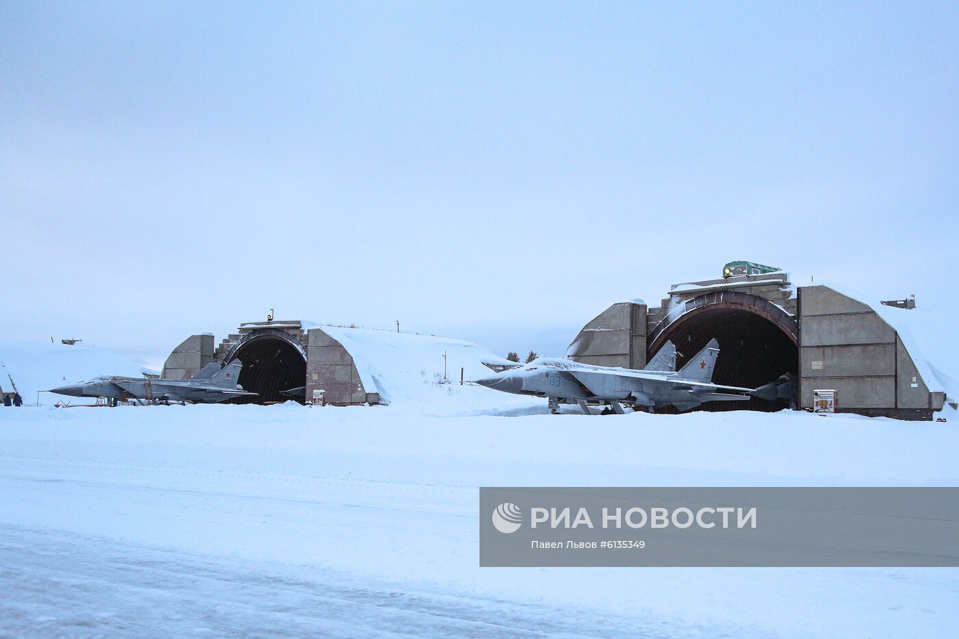 Учебно-тренировочные полеты Су-24 и МиГ-31 в Мурманской области