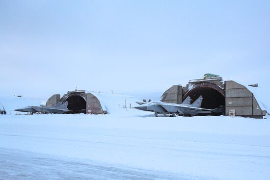 Учебно-тренировочные полеты Су-24 и МиГ-31 в Мурманской области
