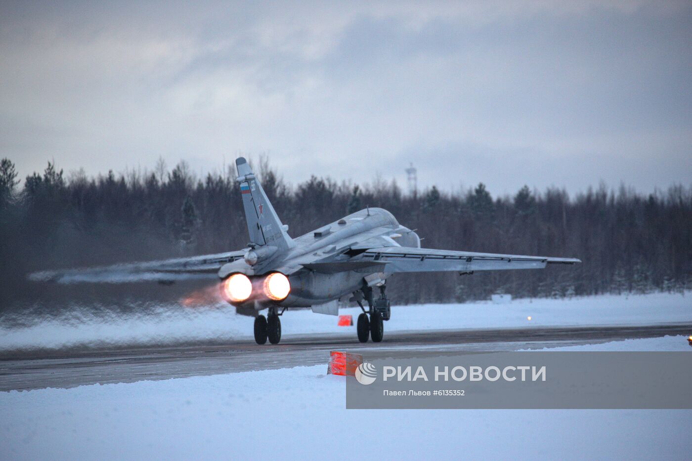 Учебно-тренировочные полеты Су-24 и МиГ-31 в Мурманской области