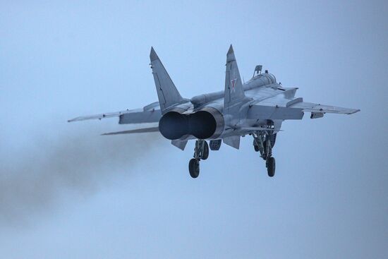 Учебно-тренировочные полеты Су-24 и МиГ-31 в Мурманской области