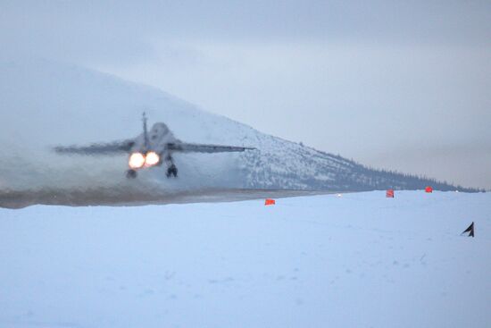 Учебно-тренировочные полеты Су-24 и МиГ-31 в Мурманской области