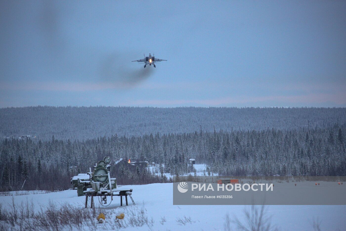 Учебно-тренировочные полеты Су-24 и МиГ-31 в Мурманской области