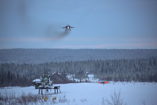 Учебно-тренировочные полеты Су-24 и МиГ-31 в Мурманской области