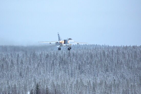 Учебно-тренировочные полеты Су-24 и МиГ-31 в Мурманской области