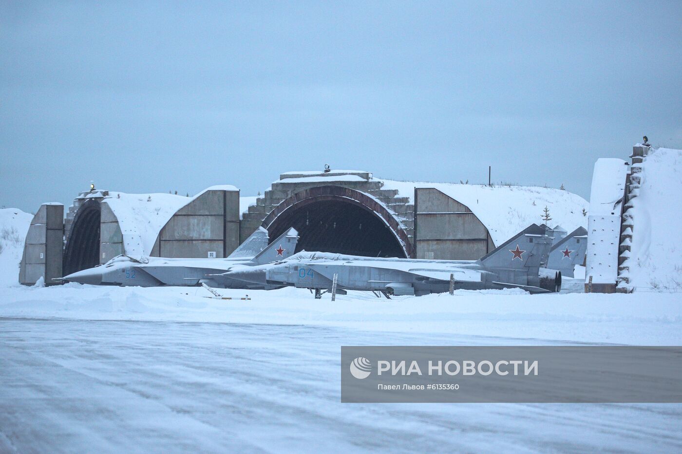 Учебно-тренировочные полеты Су-24 и МиГ-31 в Мурманской области