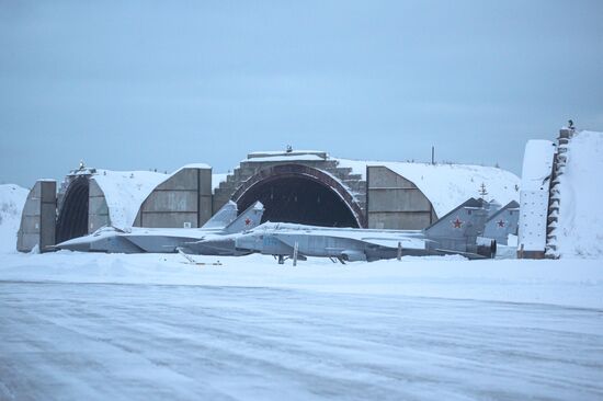 Учебно-тренировочные полеты Су-24 и МиГ-31 в Мурманской области