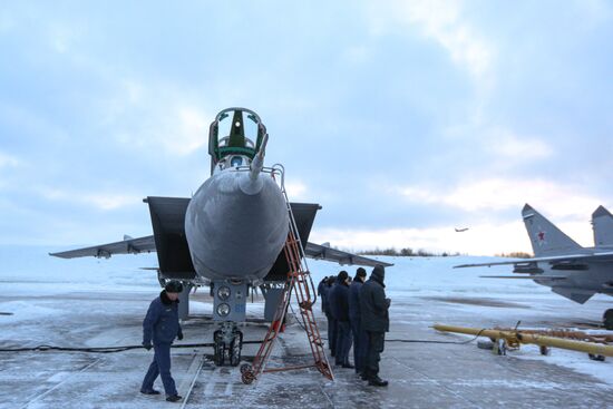 Учебно-тренировочные полеты Су-24 и МиГ-31 в Мурманской области