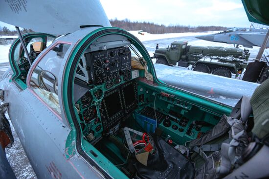 Учебно-тренировочные полеты Су-24 и МиГ-31 в Мурманской области