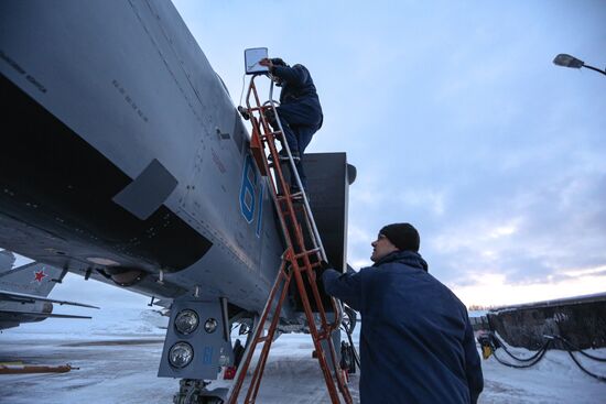 Учебно-тренировочные полеты Су-24 и МиГ-31 в Мурманской области