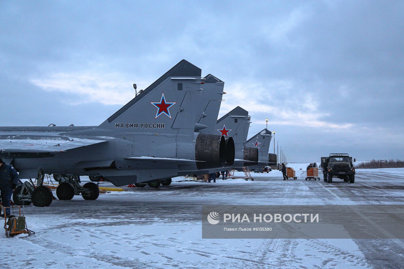 Учебно-тренировочные полеты Су-24 и МиГ-31 в Мурманской области