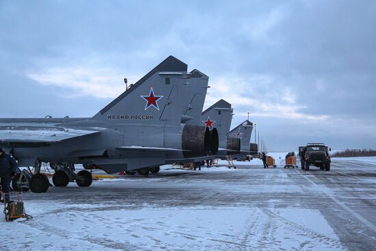 Учебно-тренировочные полеты Су-24 и МиГ-31 в Мурманской области
