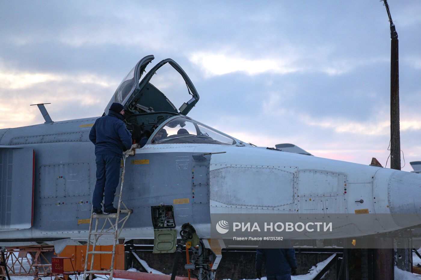 Учебно-тренировочные полеты Су-24 и МиГ-31 в Мурманской области