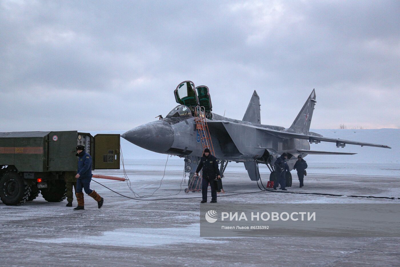 Учебно-тренировочные полеты Су-24 и МиГ-31 в Мурманской области