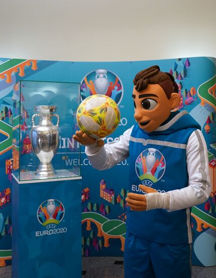 Кубок ЧЕ-2020 выставлен в здании МИД РФ