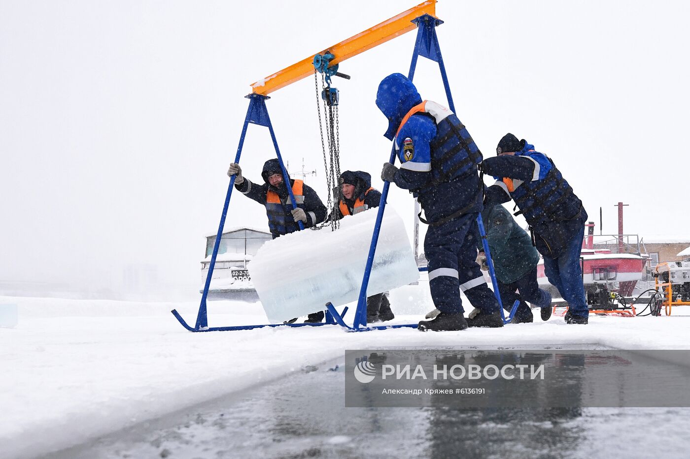 Подготовка крещенских купелей в Новосибирске