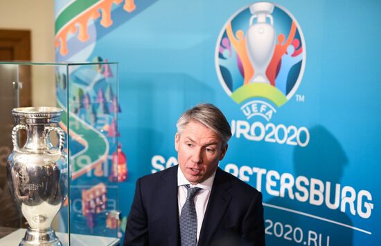 Кубок ЧЕ-2020 выставлен в здании МИД РФ
