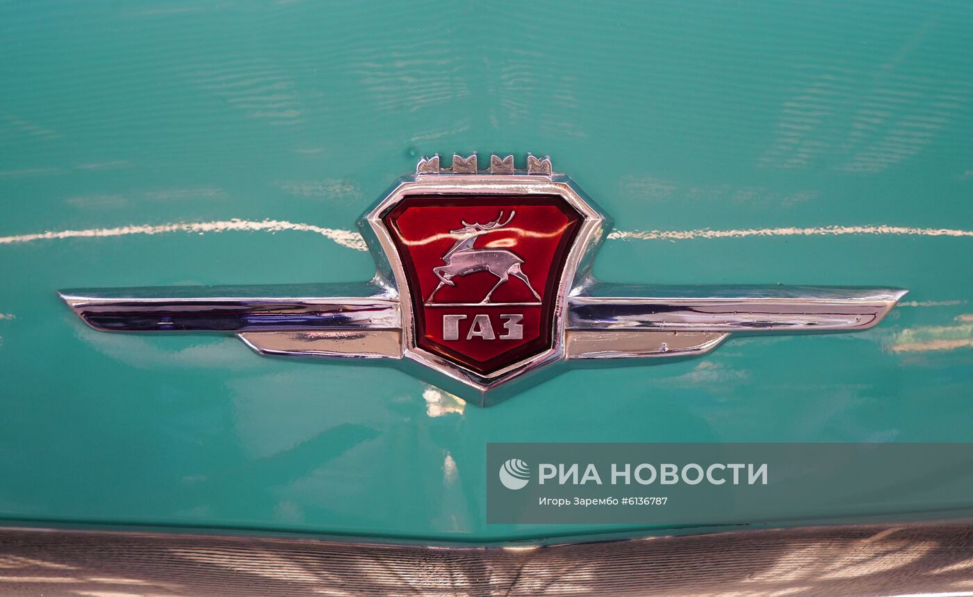 Выставка ретроавтомобилей в аэропорту Калининграда
