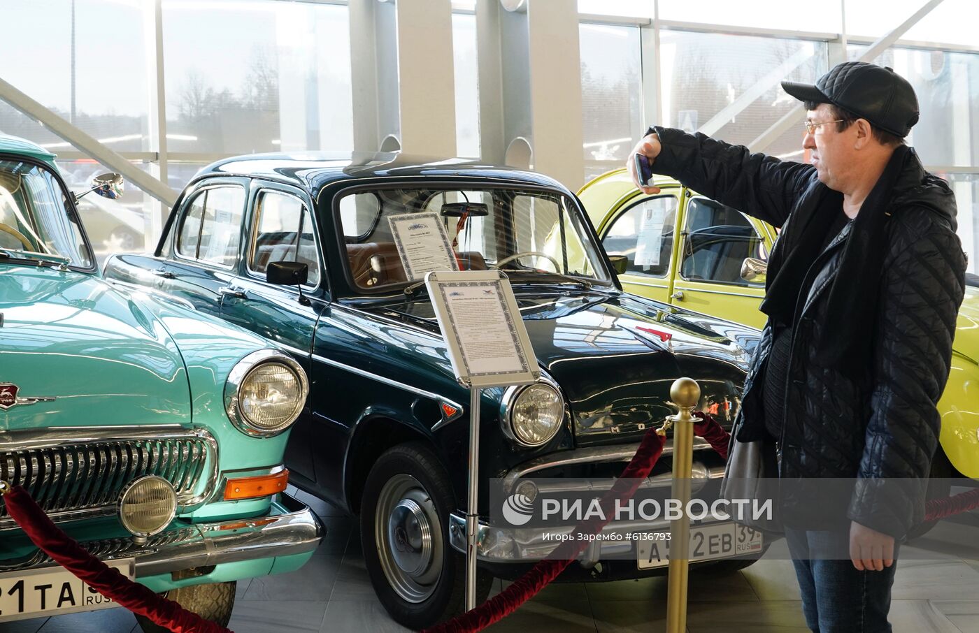 Выставка ретроавтомобилей в аэропорту Калининграда