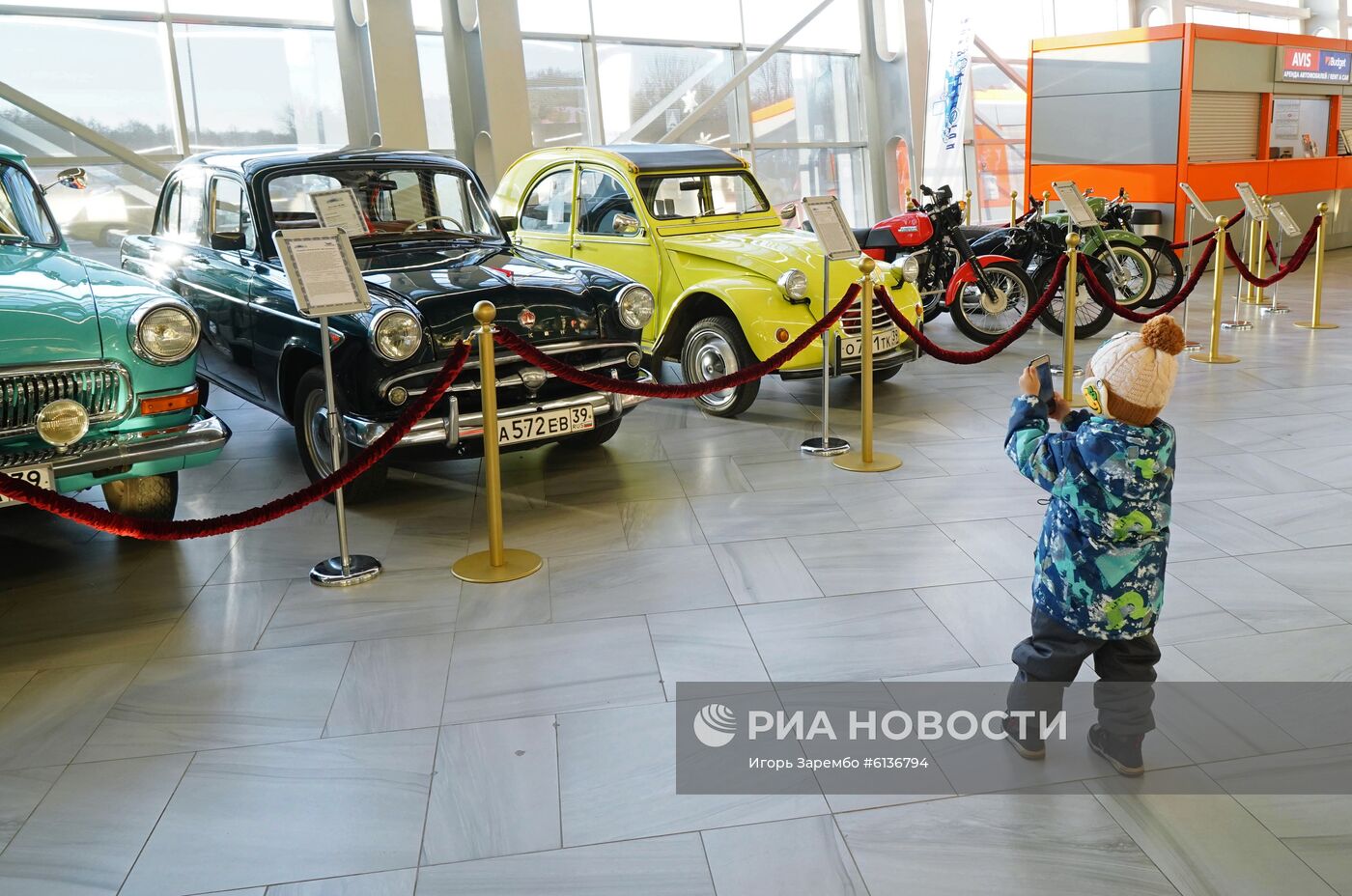 Выставка ретроавтомобилей в аэропорту Калининграда