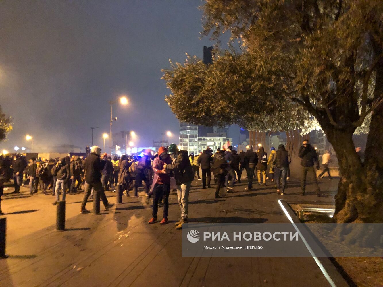 Столкновения демонстрантов с полицией в Бейруте