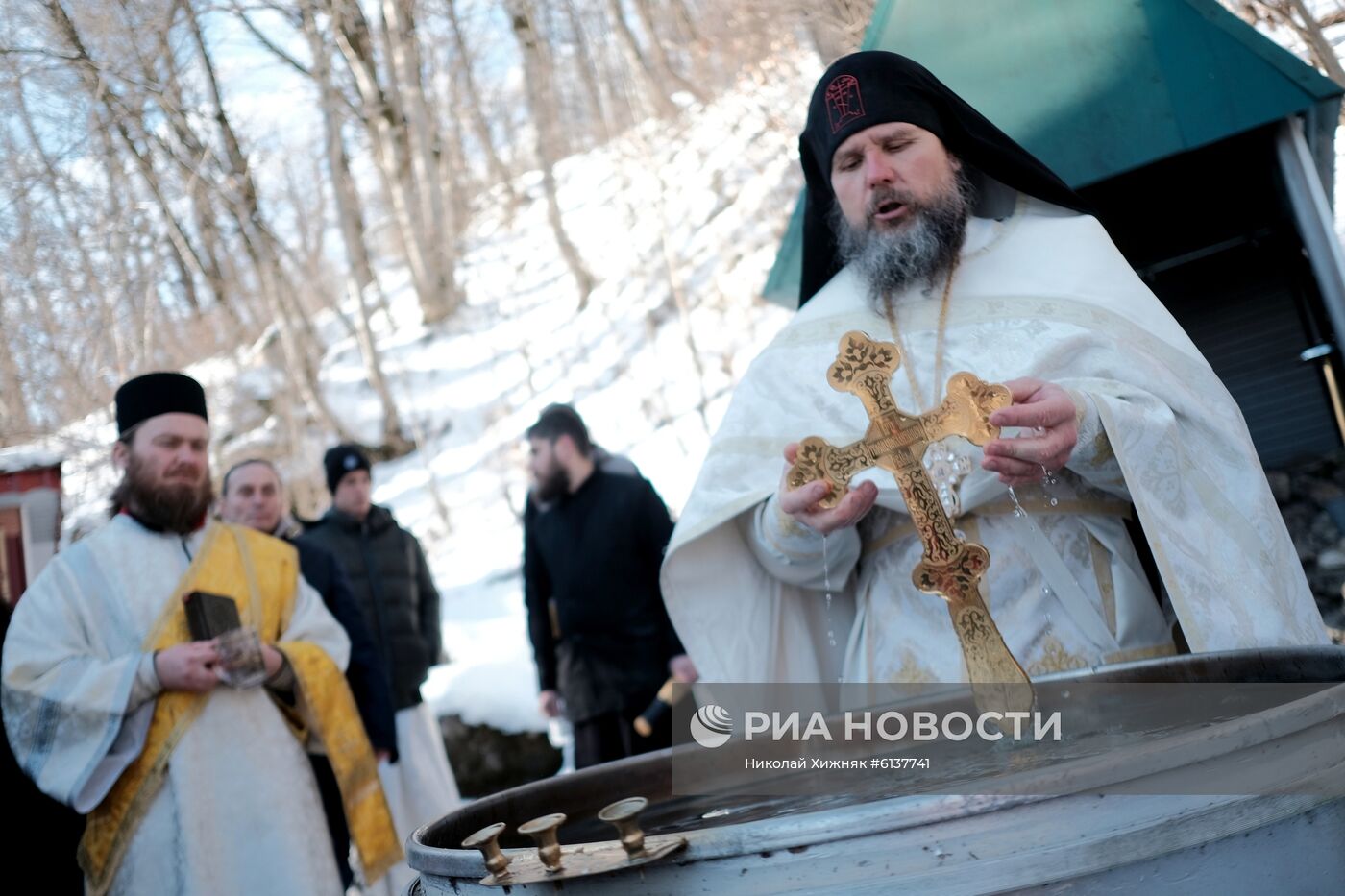 Празднование Крещения в регионах России