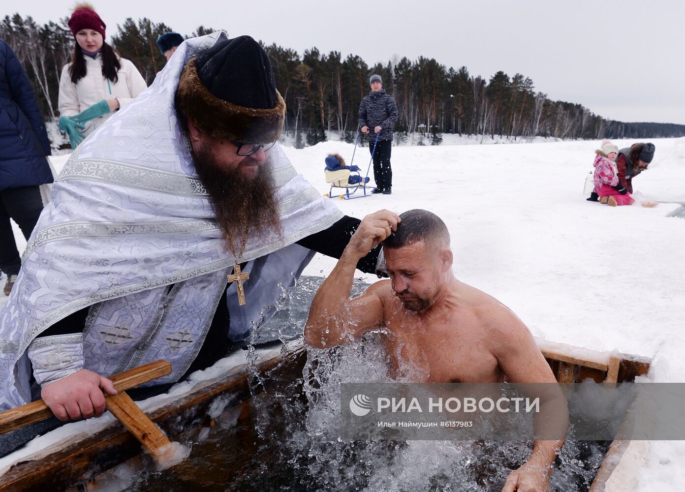 Празднование Крещения в регионах России