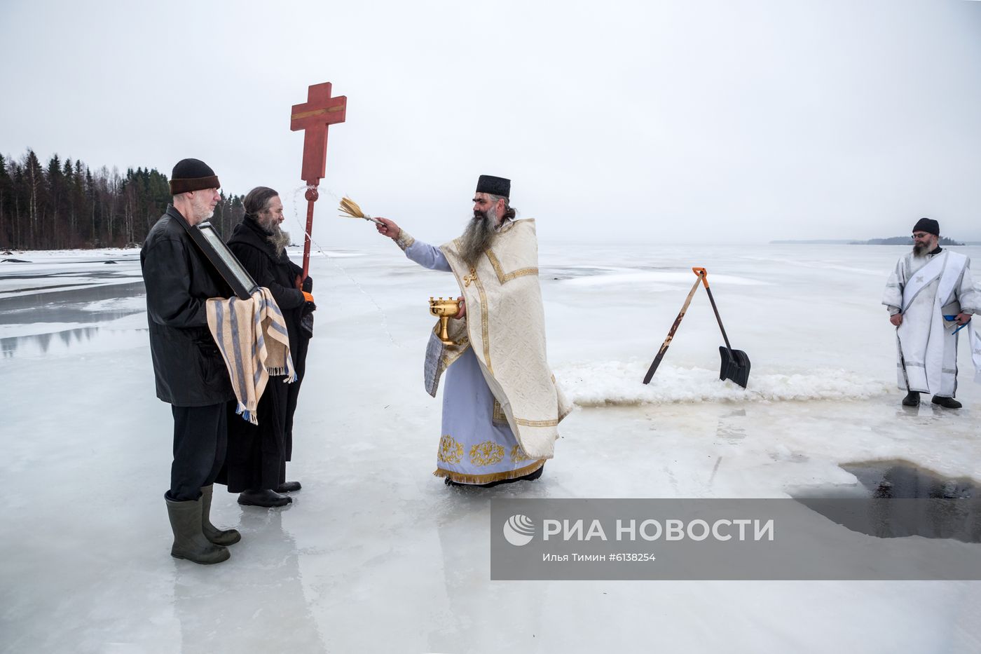Празднование Крещения в регионах России