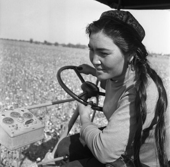 Водитель хлопкоуборочного комбайна Д.Рафикова