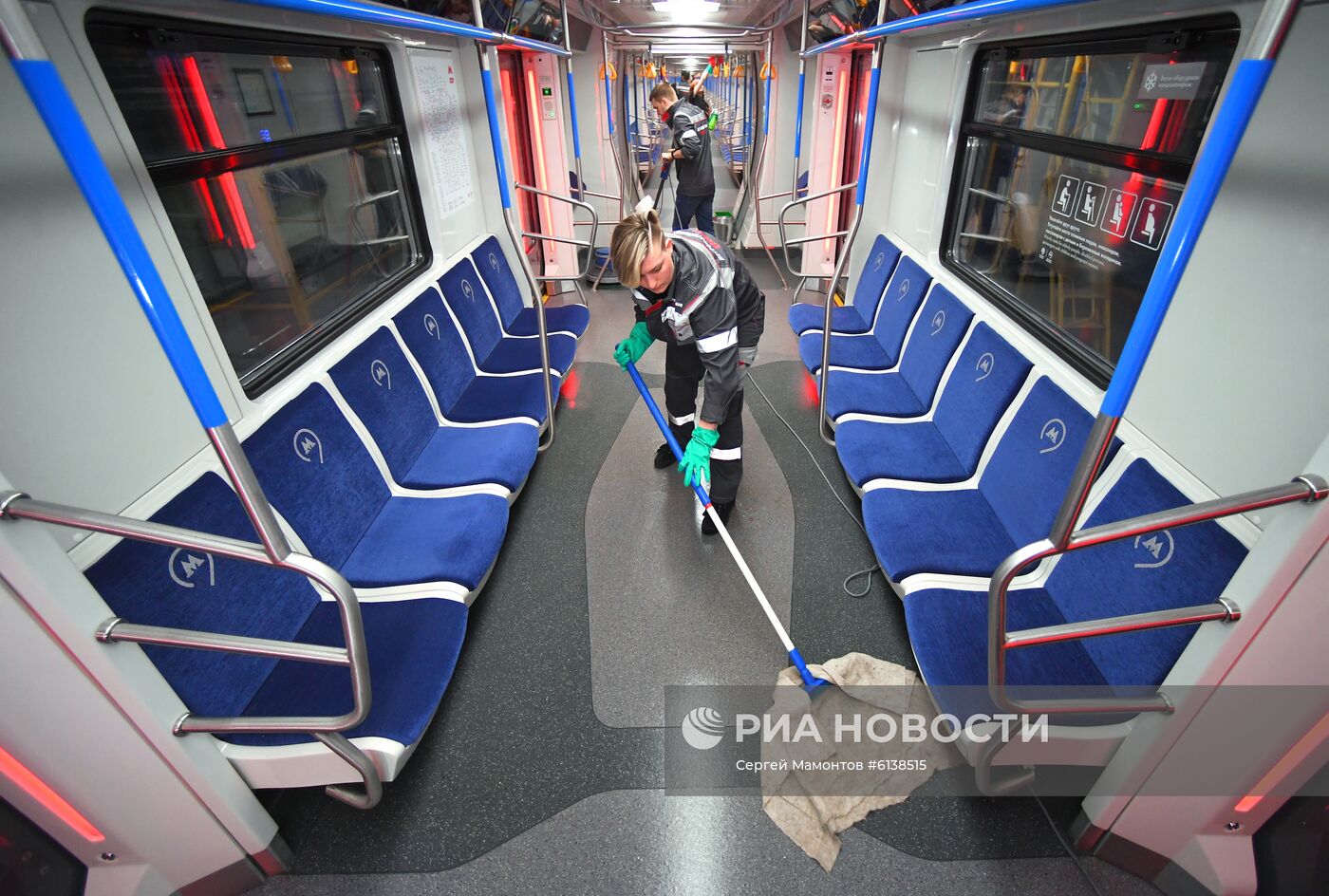 Процесс уборки и дезинфекции поездов Московского метро