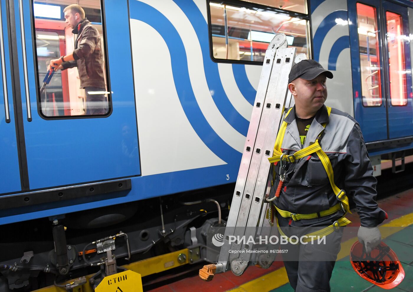 Процесс уборки и дезинфекции поездов Московского метро