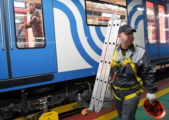 Процесс уборки и дезинфекции поездов Московского метро