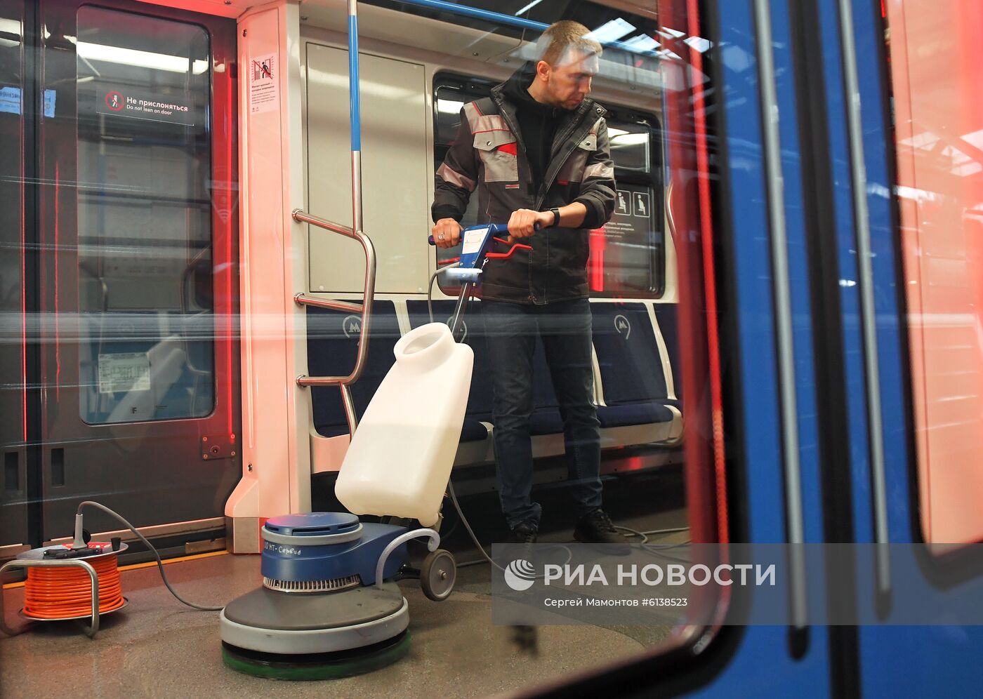 Процесс уборки и дезинфекции поездов Московского метро