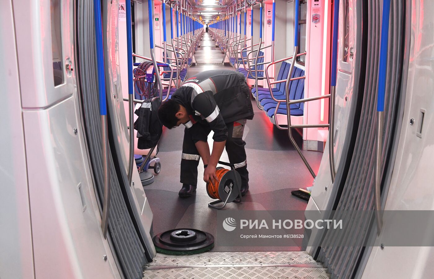 Процесс уборки и дезинфекции поездов Московского метро