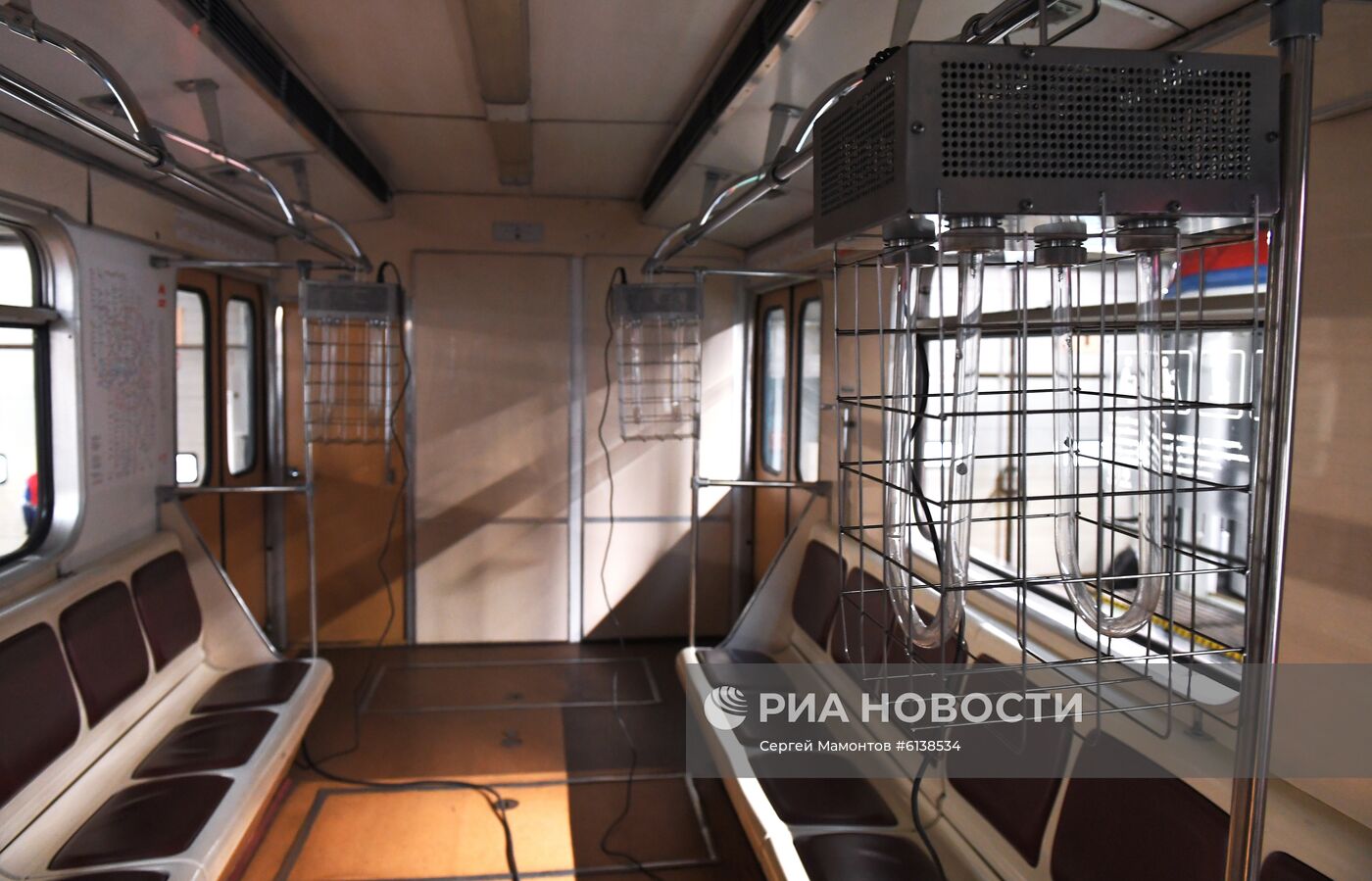 Процесс уборки и дезинфекции поездов Московского метро