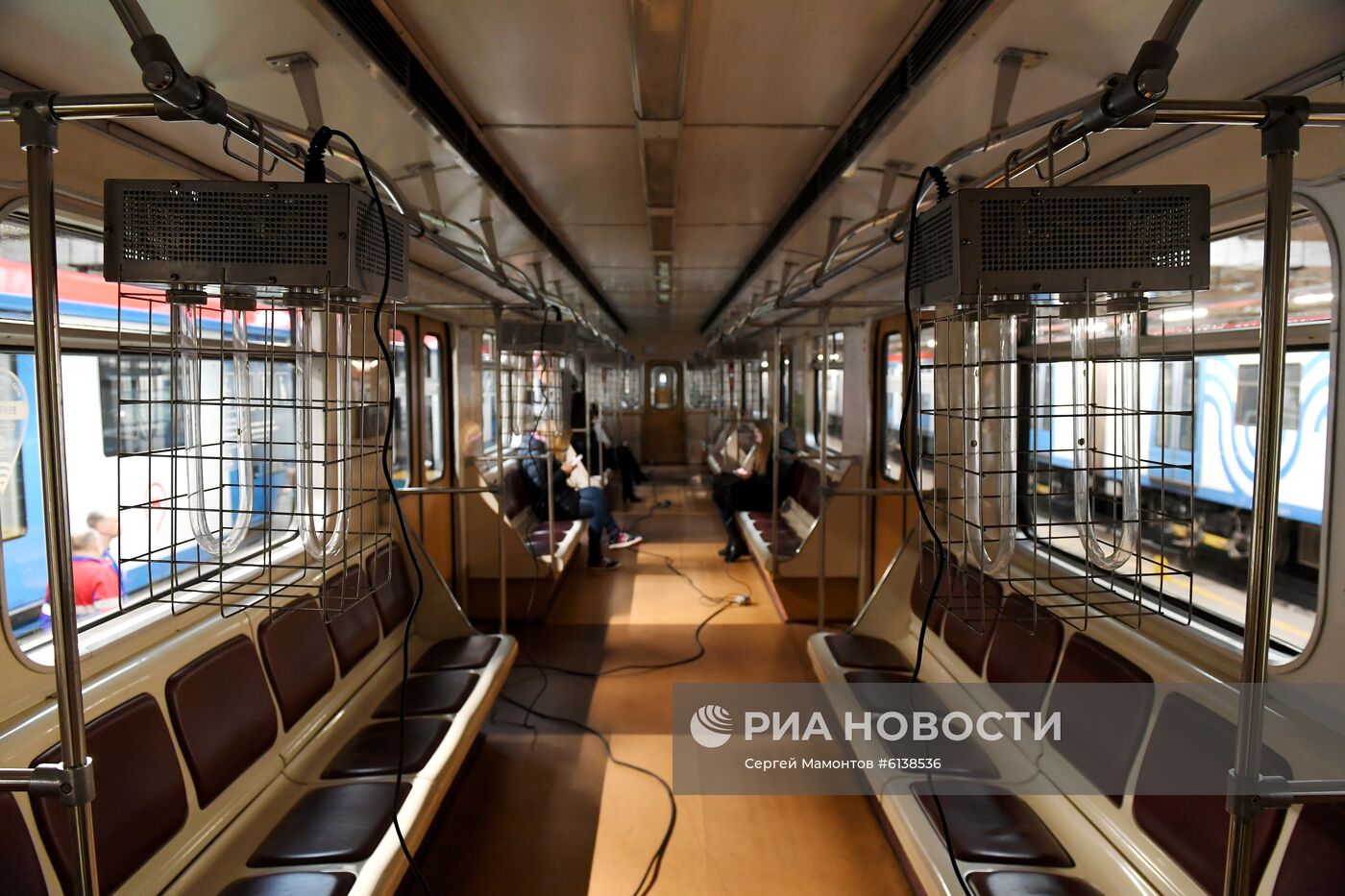 Процесс уборки и дезинфекции поездов Московского метро